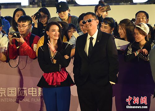 評(píng)委王家衛(wèi)與舒淇亮相紅毯。 <a target=&apos;_blank&apos;  data-cke-saved-href=&apos;http://www.chinanews.com/&apos; href=&apos;http://www.chinanews.com/&apos; ><p  align=